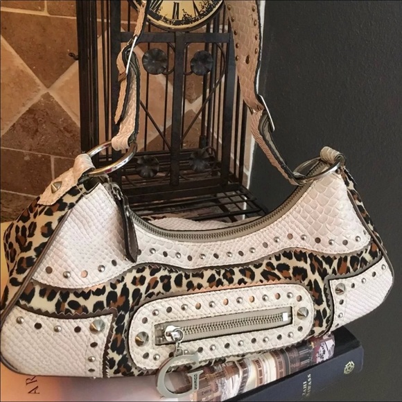 Guess Handbags - GUESS purse 👛